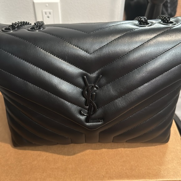 AUTHENTIC MEDIUM YSL LOULOU BAG
SO BLACK - Picture 5 of 12